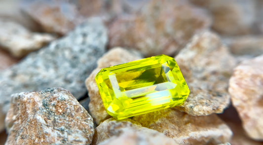 Color change Garnet (GAGG), Emerald cut, 9.17 Carats
